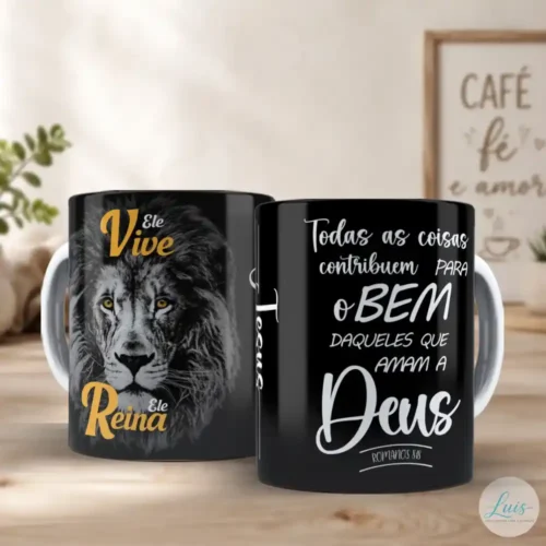 Arte para caneca Leão de Judá Ele Vive Ele Reina com estampa do leão e versículo de Romanos 8:28