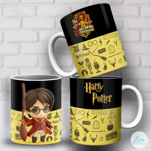 arte para caneca harry potter gryffindor, com Harry segurando vassoura, logos da saga em fundo preto, um fundo amarelo com pequenos símbolos mágios relacionados ao universo de Harry Potter