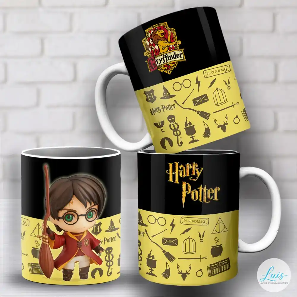 arte para caneca harry potter gryffindor, com Harry segurando vassoura, logos da saga em fundo preto, um fundo amarelo com pequenos símbolos mágios relacionados ao universo de Harry Potter